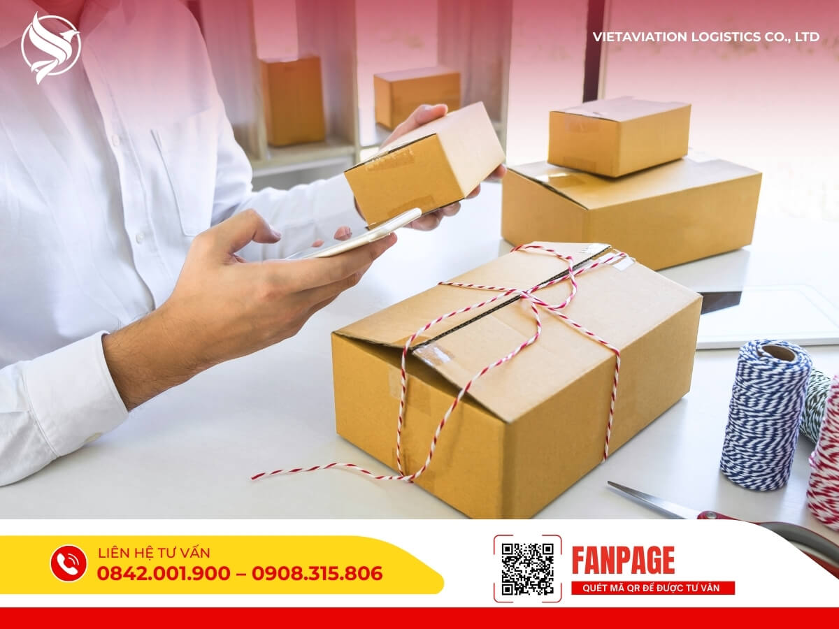 Đóng gói kiện hàng nhỏ lẻ từ Trung Quốc, đảm bảo an toàn khi vận chuyển quốc tế.
