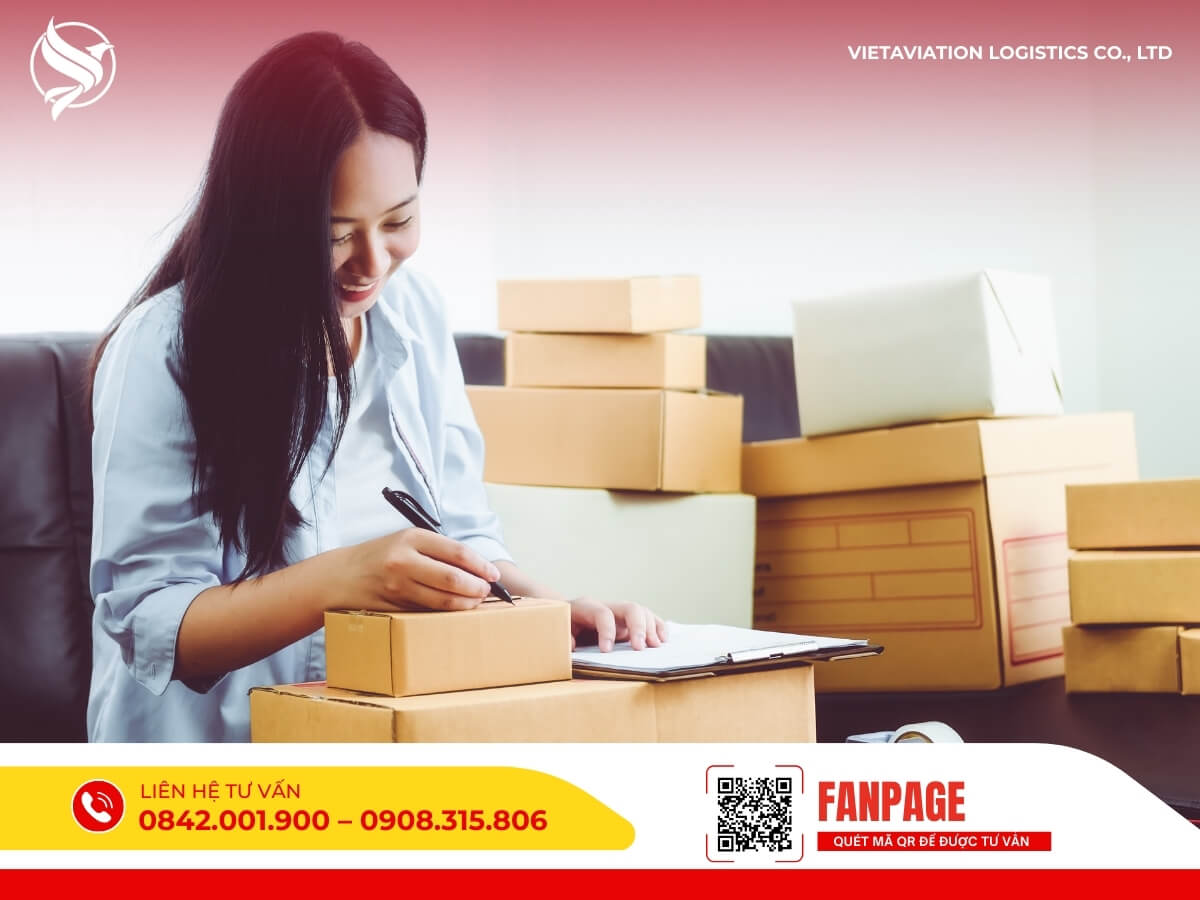 Nhân viên đóng gói, ghi thủ tục hàng hoá vận chyển hàng Trung Quốc