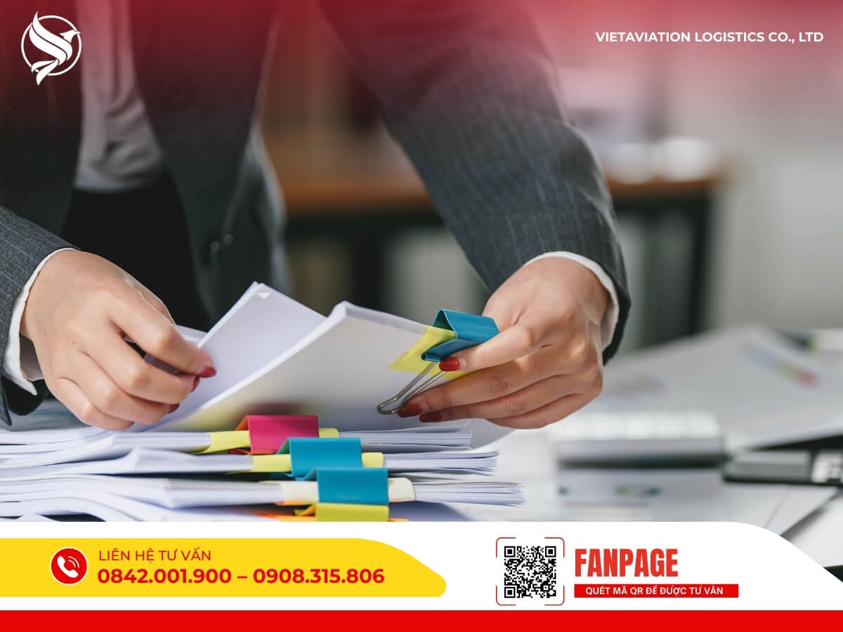 Nhân viên chuẩn bị chứng từ, hồ sơ hải quan cho lô hàng xuất khẩu từ Việt Nam sang Trung Quốc.