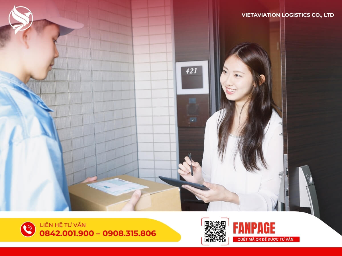 Nhân viên giao hàng trao bưu kiện đến tận tay khách hàng tại Trung Quốc, dịch vụ nhanh chóng và an toàn.