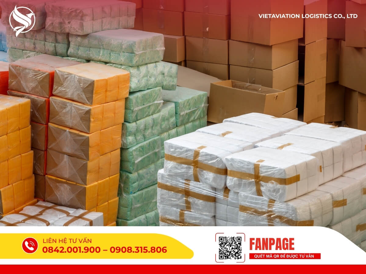 Kho hàng với nhiều kiện hàng được đóng gói và sắp xếp chuẩn bị xuất đi Trung Quốc.