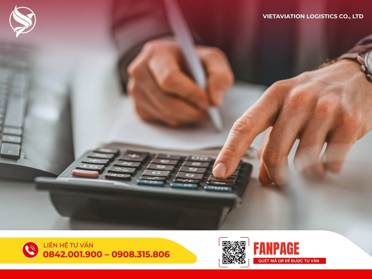 Nhân viên sử dụng máy tính để tính chi phí vận chuyển hàng tiểu ngạch Trung Quốc, đảm bảo minh bạch cho khách hàng