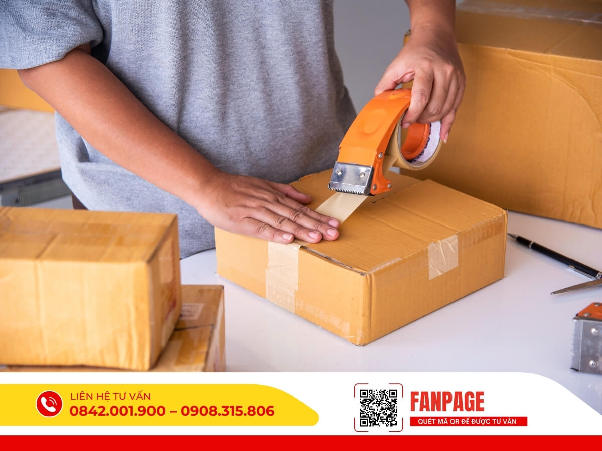 Nhân viên đóng gói kiện hàng chắc chắn để giao sang Trung Quốc, bảo đảm chống sốc, chống vỡ.