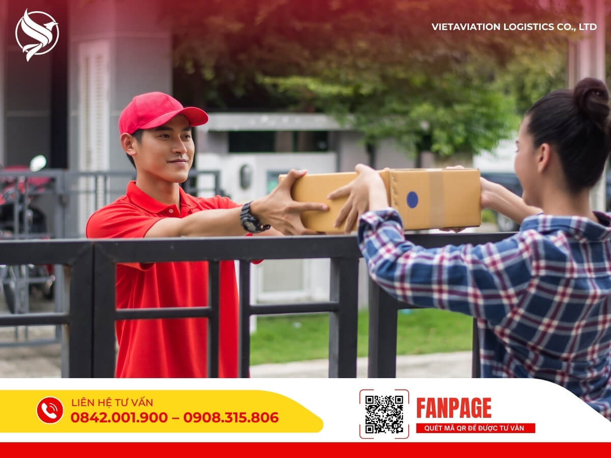 Nhân viên giao hàng tận nơi cho khách tại Việt Nam, minh chứng dịch vụ vận chuyển uy tín từ Trung Quốc.