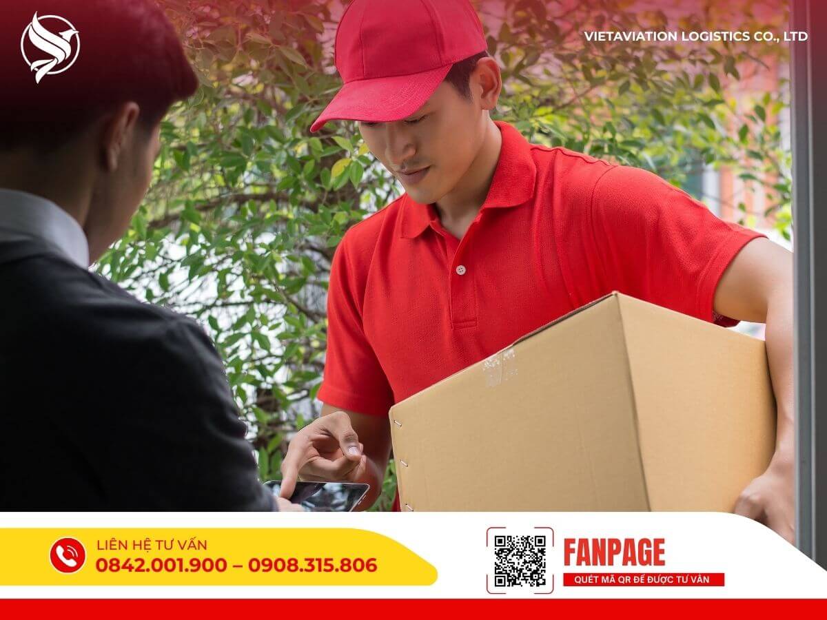 Nhân viên giao hàng mặc đồng phục màu đỏ, trao tận tay kiện hàng đến khách hàng tại Việt Nam sau khi vận chuyển từ Trung Quốc.