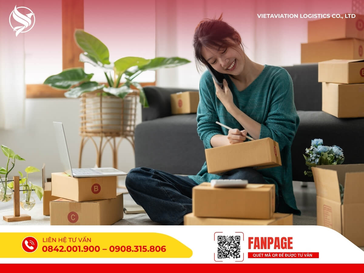 Nhân viên vui vẻ đóng gói hàng hóa, chuẩn bị gửi từ Trung Quốc về Hồ Chí Minh
