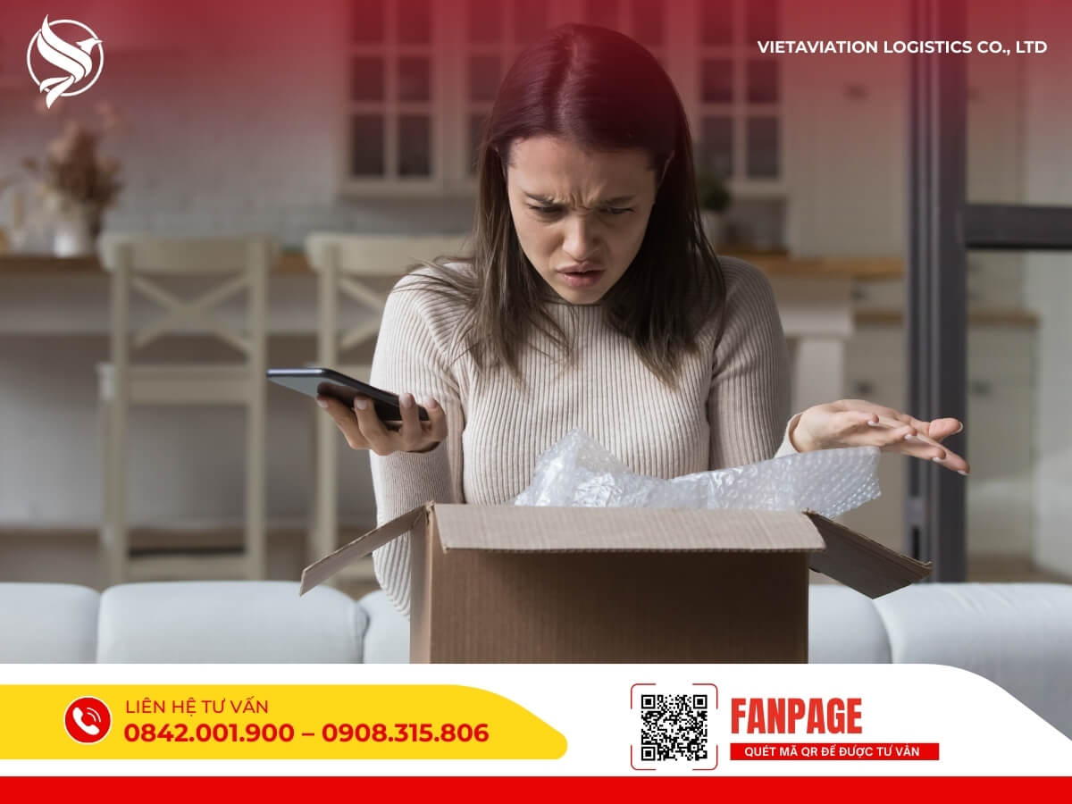 Khách hàng thất vọng vì nhận gói hàng không đúng mong đợi, minh họa rủi ro khi thuê vận chuyển đặt hàng Trung Quốc.