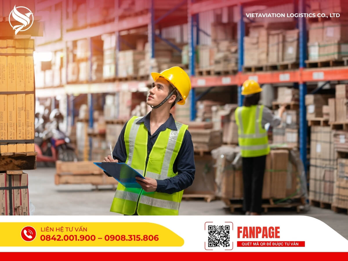 Nhân viên logistics kiểm tra hàng hóa trong kho trước khi vận chuyển đi Trung Quốc, đảm bảo an toàn và chính xác