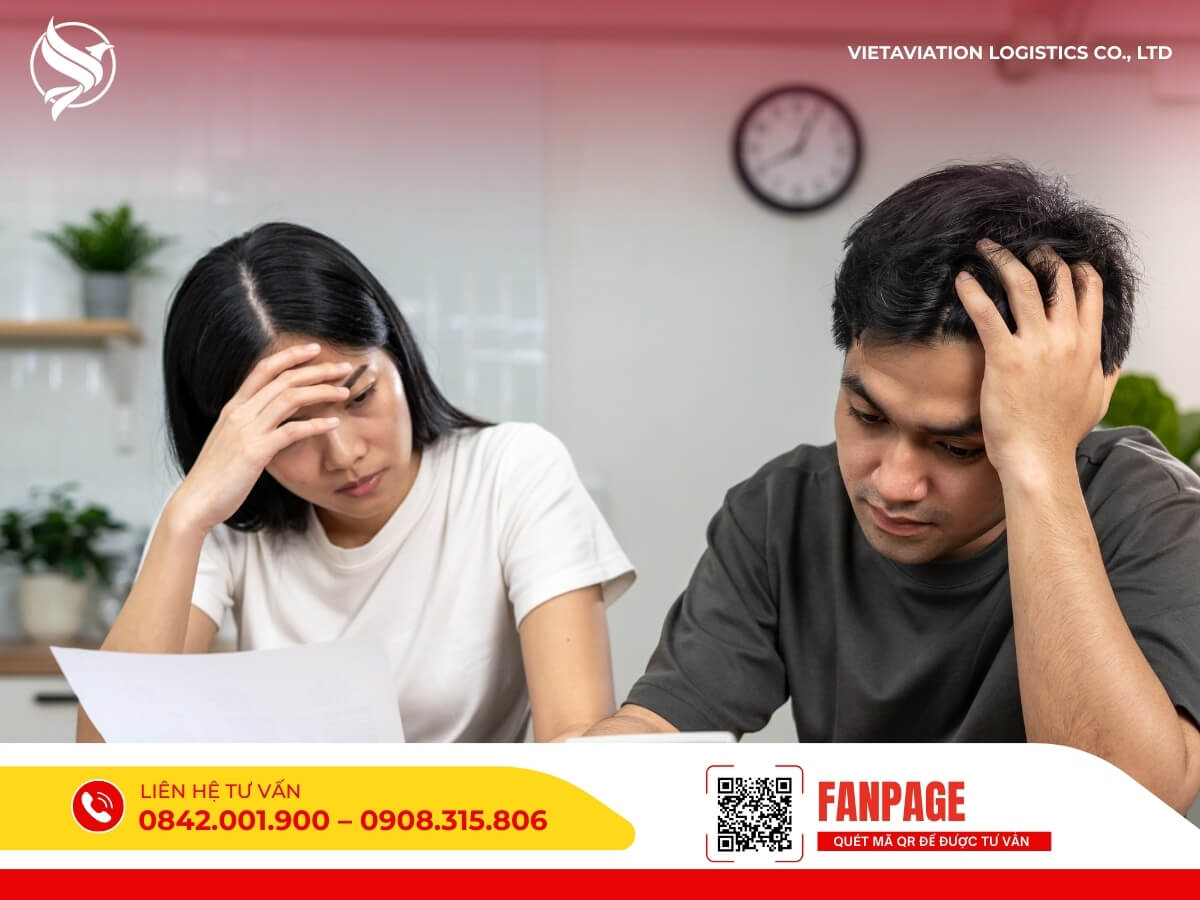 Cặp đôi đang căng thẳng khi tính toán chi phí vận chuyển hàng hóa Việt Nam – Trung Quốc, tìm kiếm giải pháp tiết kiệm và uy tín.
