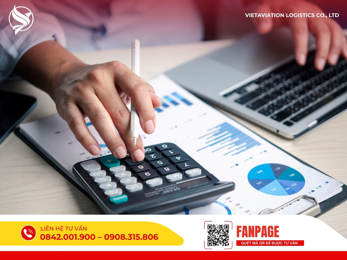 Nhân viên sử dụng máy tính và biểu đồ để tính chi phí vận chuyển hàng hóa Việt Nam – Trung Quốc chính xác.