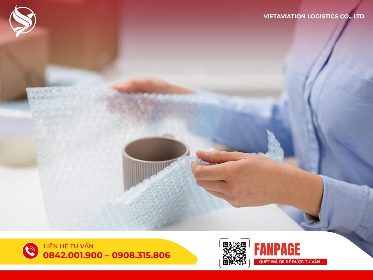 Nhân viên đang bọc sản phẩm bằng màng chống sốc để bảo vệ hàng hóa trước khi vận chuyển đi Trung Quốc.