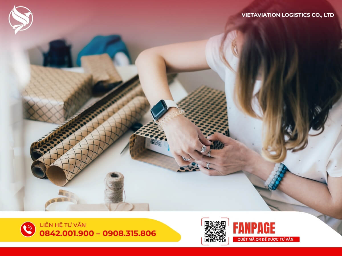 Nhân viên đóng gói hàng hóa tỉ mỉ, đảm bảo an toàn trước khi vận chuyển đi Trung Quốc.