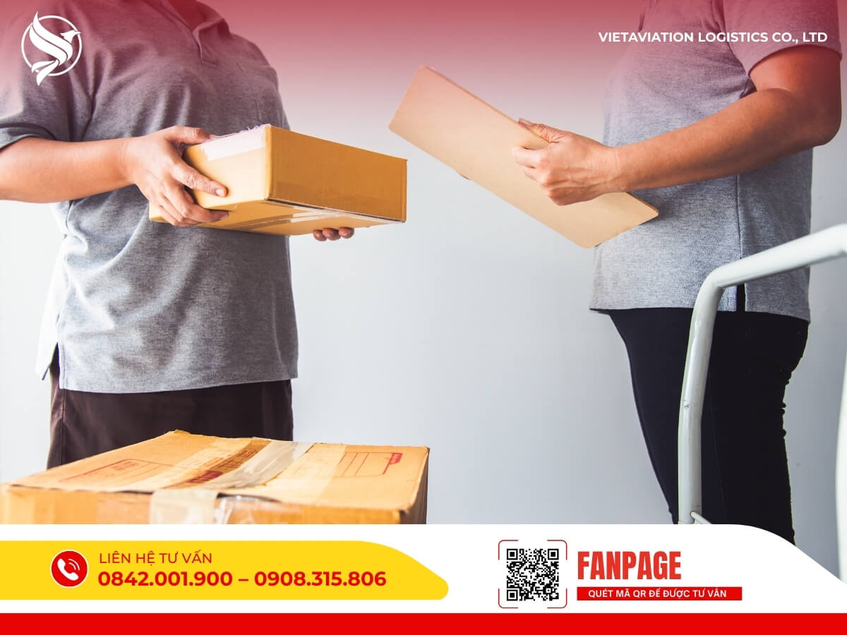 Nhân viên logistics thực hiện thủ tục giao nhận hàng chính ngạch từ Trung Quốc tại Việt Nam.