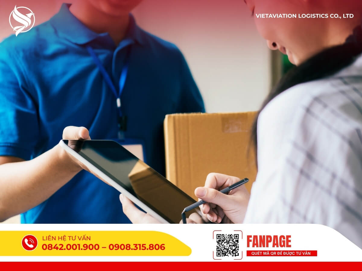 Khách hàng ký nhận hàng trong dịch vụ vận chuyển hàng tiểu ngạch Trung Quốc do Vietaviation Logistics cung cấp.