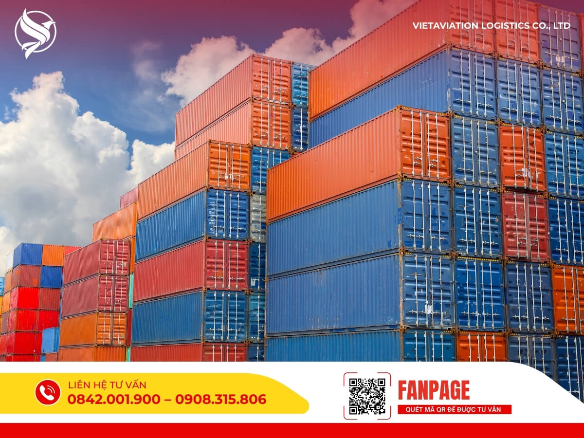 Bãi container tại cảng, chuẩn bị vận chuyển hàng hóa từ Trung Quốc về Việt Nam.