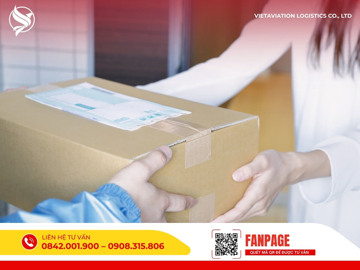 Nhân viên giao nhận bàn giao kiện hàng từ Trung Quốc về Việt Nam, dịch vụ nhanh chóng và an toàn.