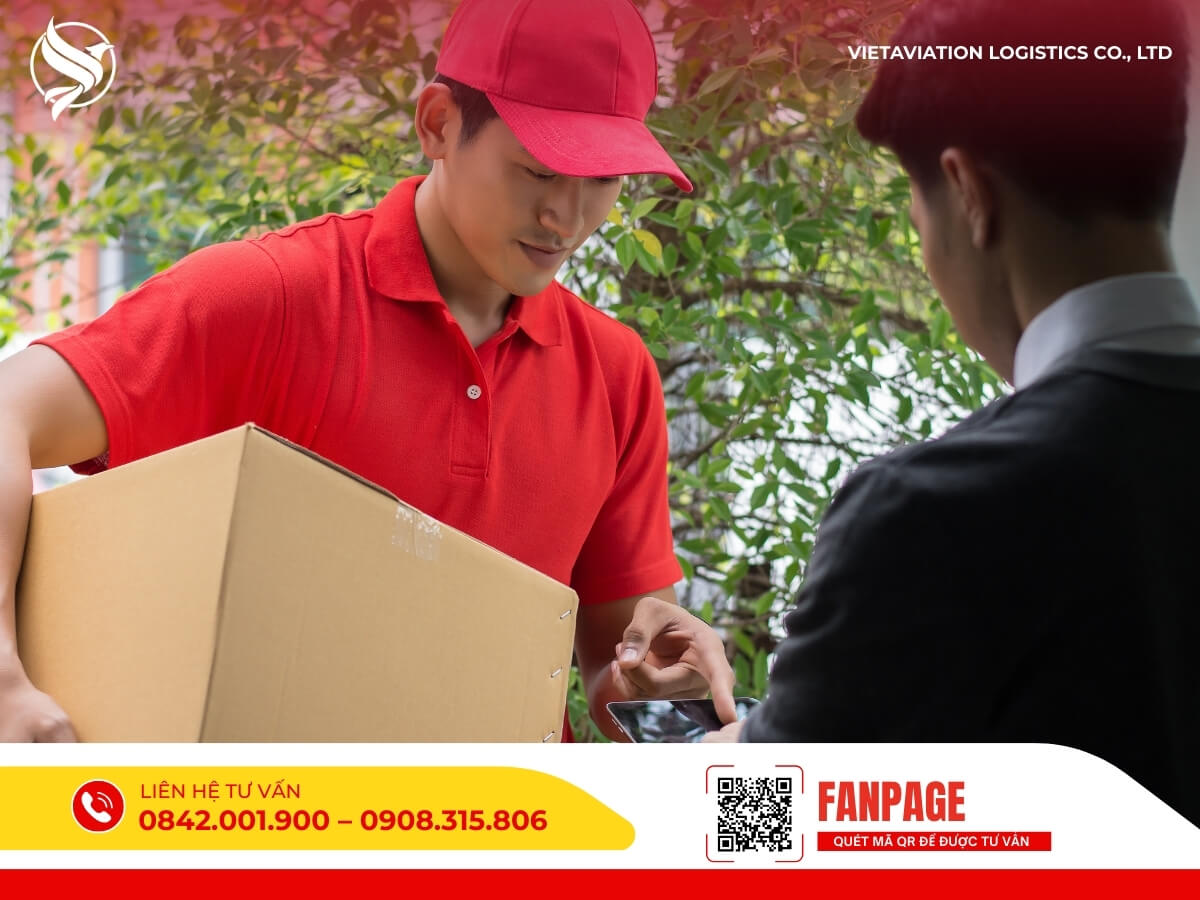 Nhân viên giao hàng trao tận tay khách sau khi vận chuyển từ Trung Quốc về Việt Nam.