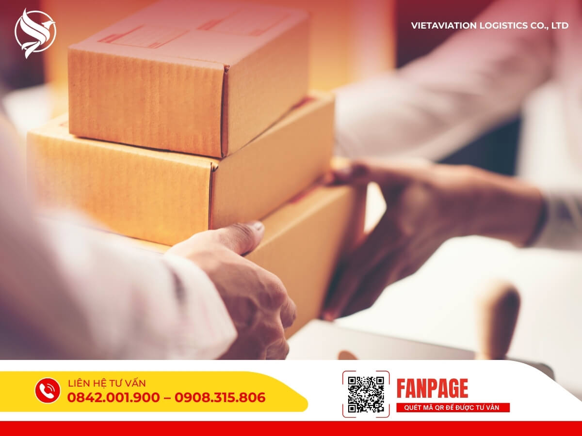 Nhân viên VietAviation Logistics đang giao nhận các thùng carton, đảm bảo hàng hóa vận chuyển sang Trung Quốc nhanh chóng và an toàn.