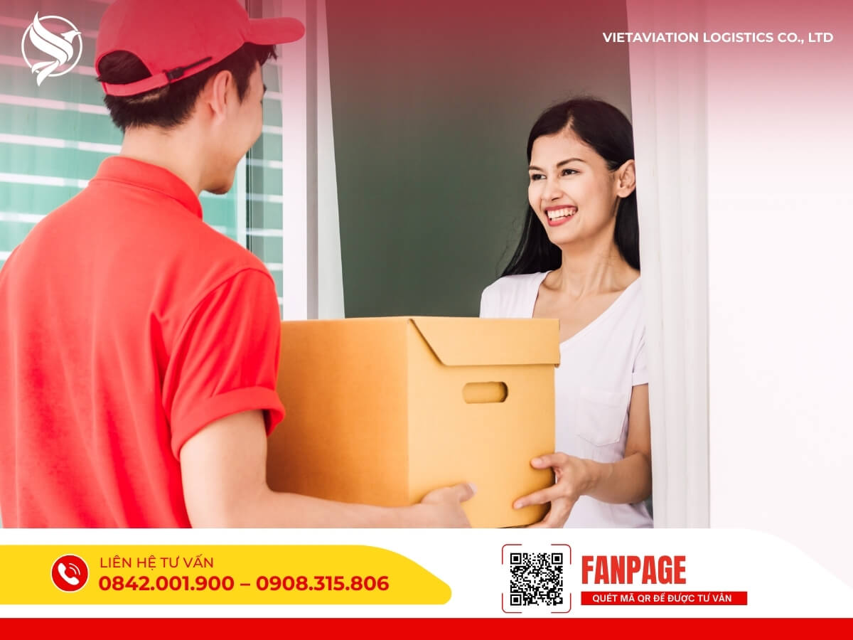 Nhân viên giao hàng Vietaviation Logistics trao bưu kiện cho khách tại nhà, dịch vụ vận chuyển từ Việt Nam sang Trung Quốc nhanh và an toàn.
