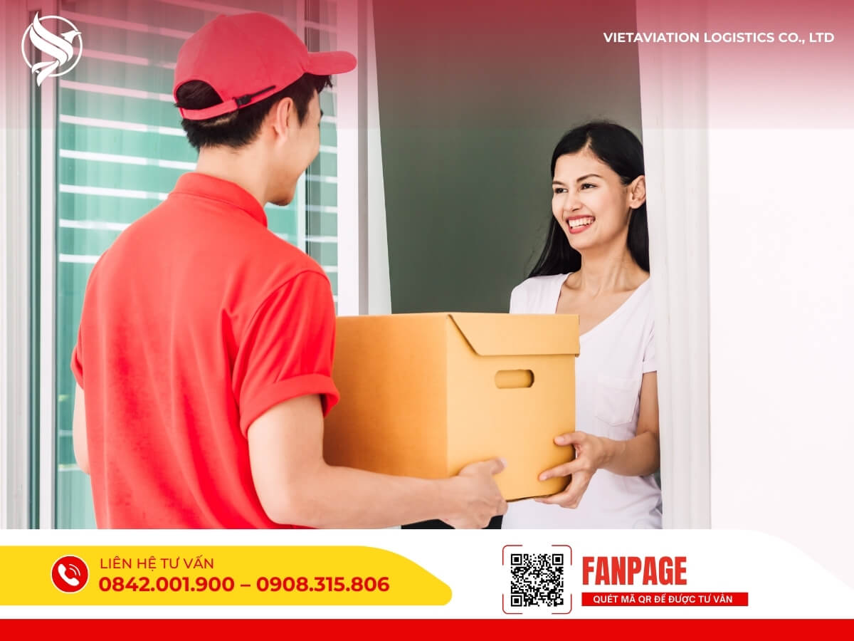 Nhân viên giao hàng tận nơi, trao bưu kiện cho khách, dịch vụ vận chuyển sang Trung Quốc an toàn và đúng hẹn.