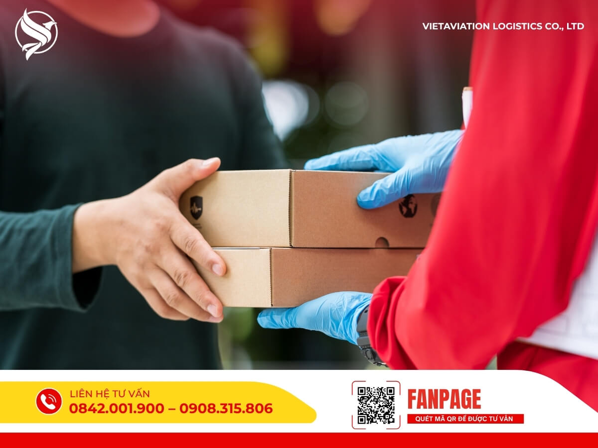 Nhân viên bàn giao kiện hàng, quy trình chuyên nghiệp trong dịch vụ vận chuyển hàng đi Trung Quốc.