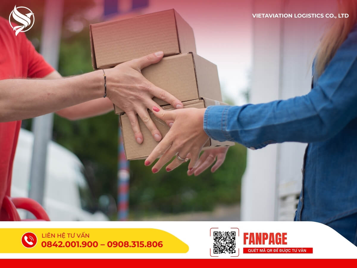 Khách hàng nhận kiện hàng từ dịch vụ vận chuyển chính ngạch Trung Quốc giao tận nơi.