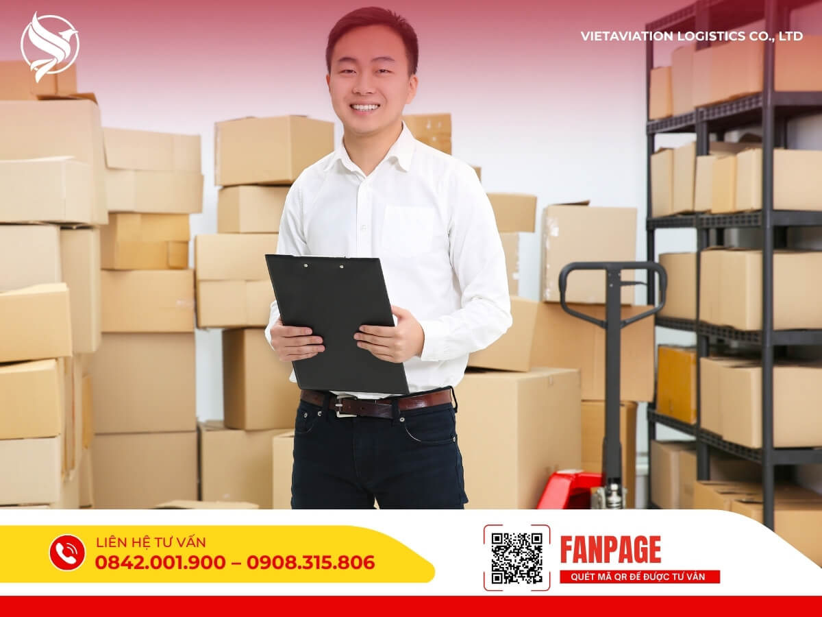 Nhân viên kho Vietaviation Logistics kiểm tra hàng hóa trong dịch vụ vận chuyển hàng tiểu ngạch Trung Quốc về Việt Nam.