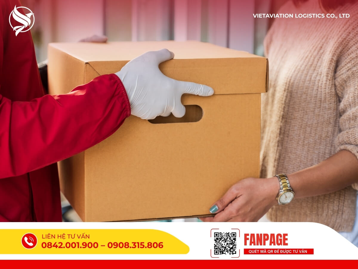 Nhân viên giao nhận hàng hóa, bàn giao kiện hàng từ Trung Quốc về Việt Nam an toàn, chuyên nghiệp.