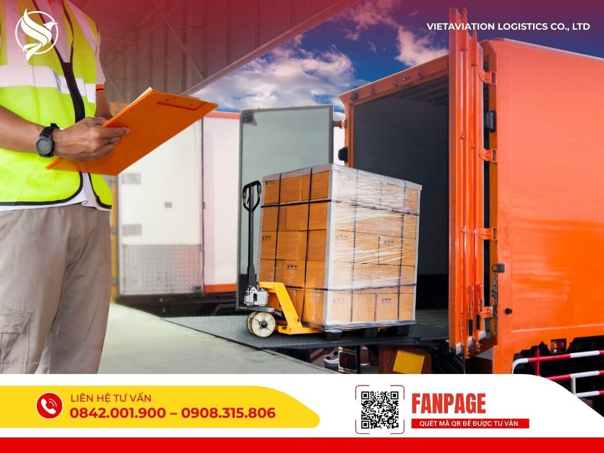 Nhân viên kiểm kê hàng hóa khi xe container mở thùng, đảm bảo quy trình vận chuyển hàng Trung Quốc về Việt Nam chính xác.