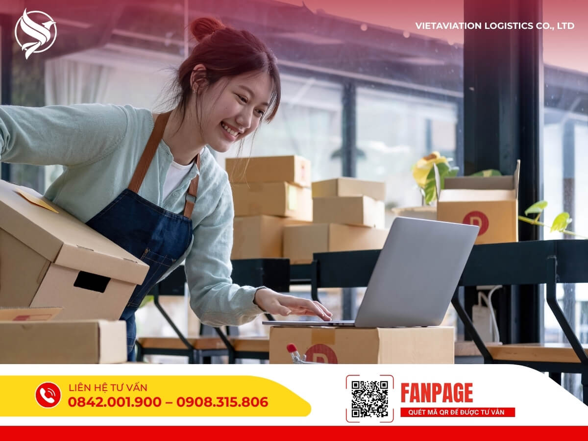 Cô gái trẻ đóng gói hàng hóa, sử dụng laptop để kiểm tra đơn hàng thuê vận chuyển đặt hàng Trung Quốc uy tín, nhanh chóng.