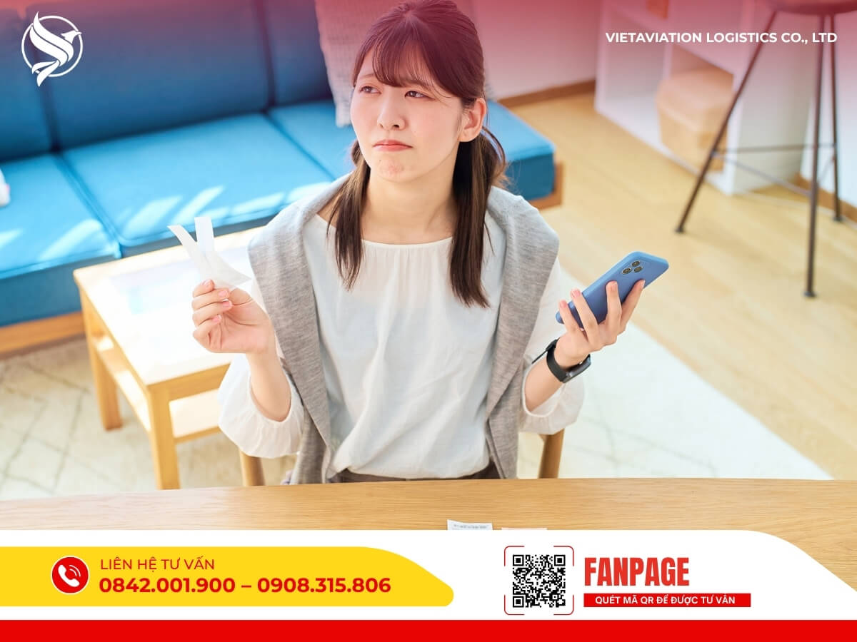 Khách hàng tìm hiểu và so sánh dịch vụ chuyên vận chuyển hàng đi Trung Quốc để tối ưu chi phí.
