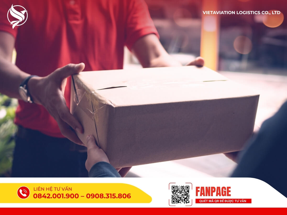 Nhân viên Vietaviation Logistics bàn giao kiện hàng cho khách, dịch vụ nhận vận chuyển hàng đi Trung Quốc tận nơi an toàn và nhanh chóng.