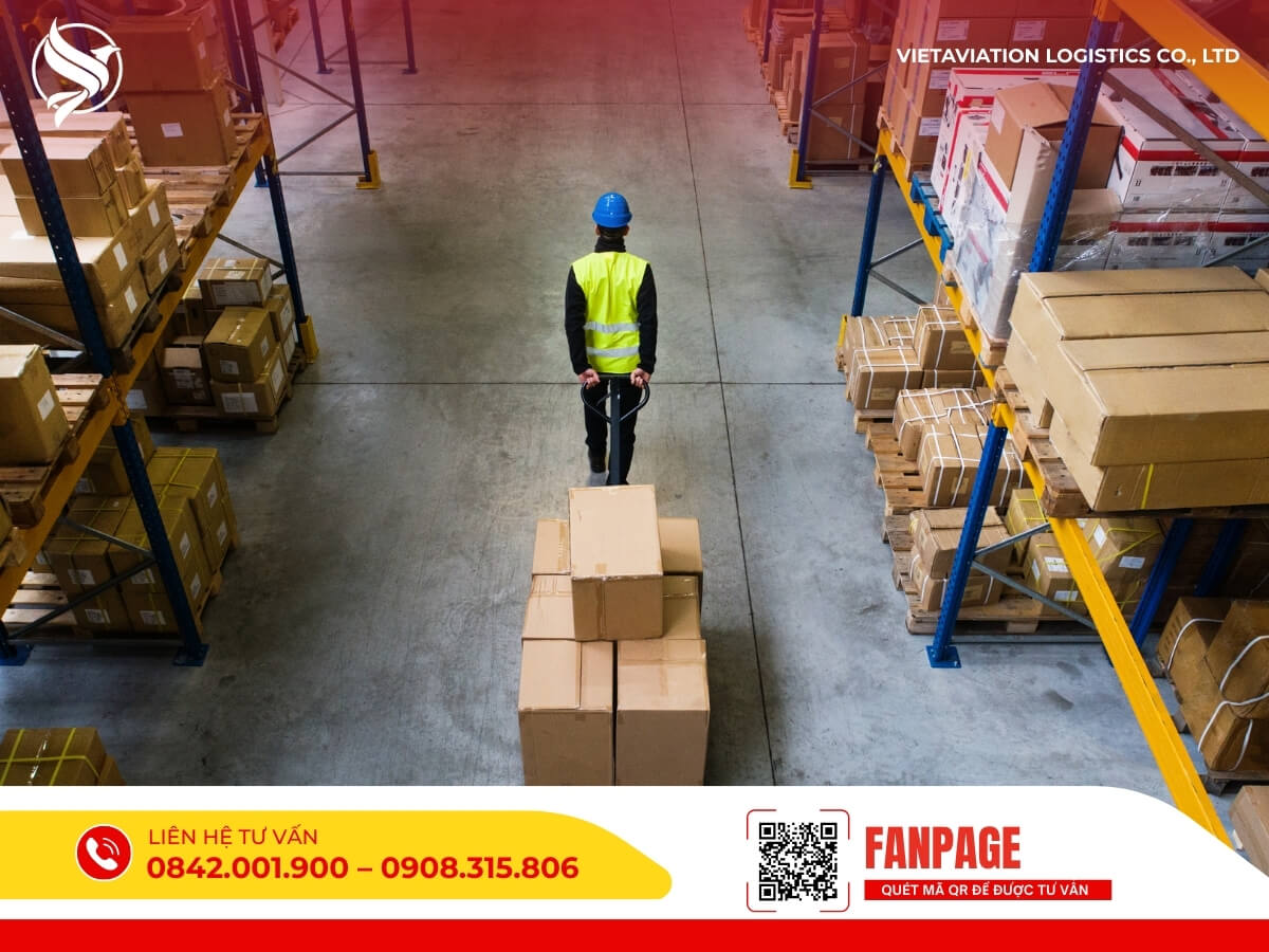Nhân viên Vietaviation Logistics di chuyển kiện hàng trong kho, phục vụ dịch vụ vận chuyển hàng tiểu ngạch Trung Quốc về Việt Nam.