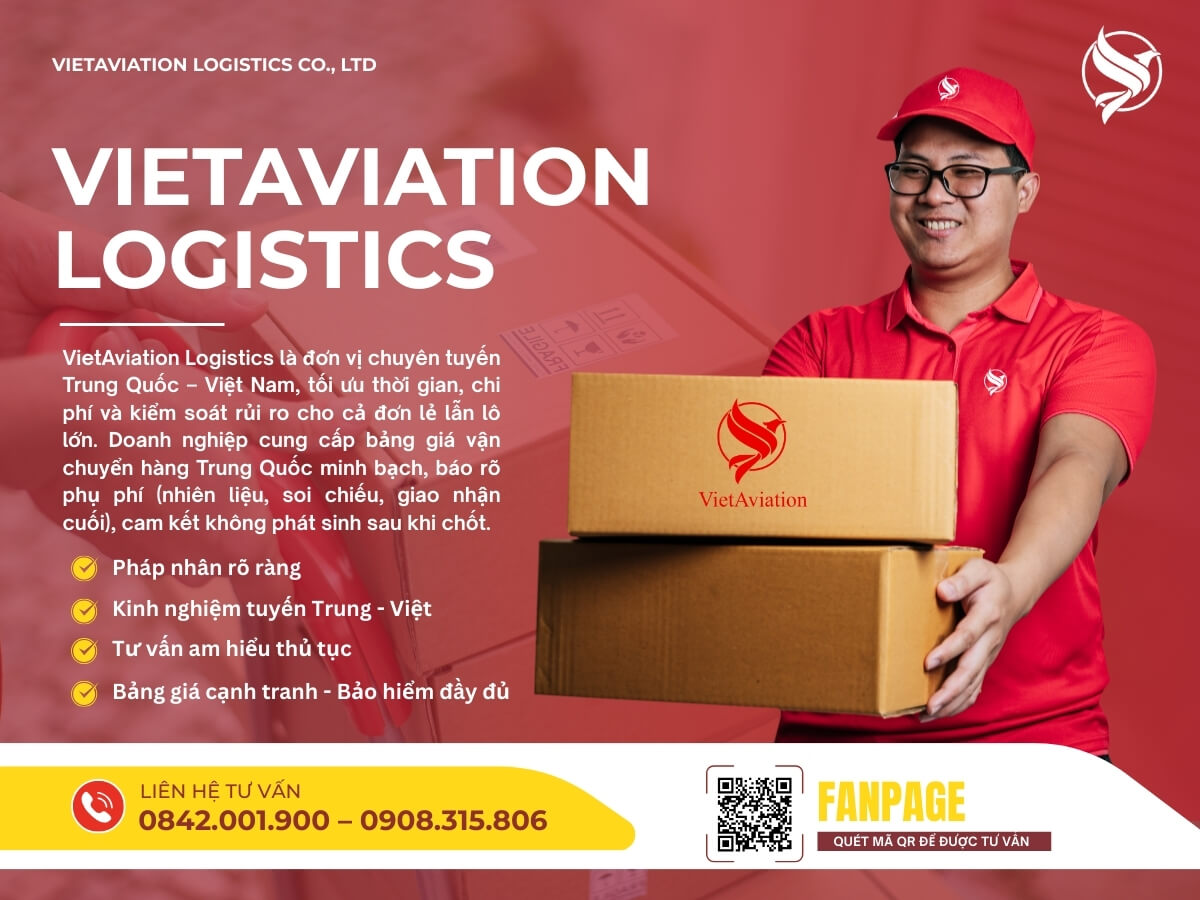 Nhân viên VietAviation Logistics mặc đồng phục đỏ, cầm thùng carton giao nhận hàng hóa gửi sang Trung Quốc, thể hiện sự chuyên nghiệp và uy tín.