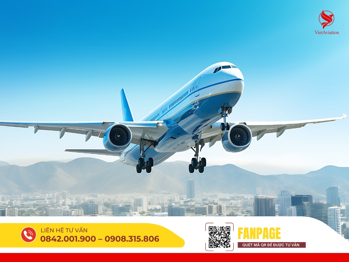 Máy bay cất cánh trên bầu trời xanh phía trên thành phố, biểu tượng cho dịch vụ vận chuyển hàng không quốc tế VietAviation an toàn và uy tín.