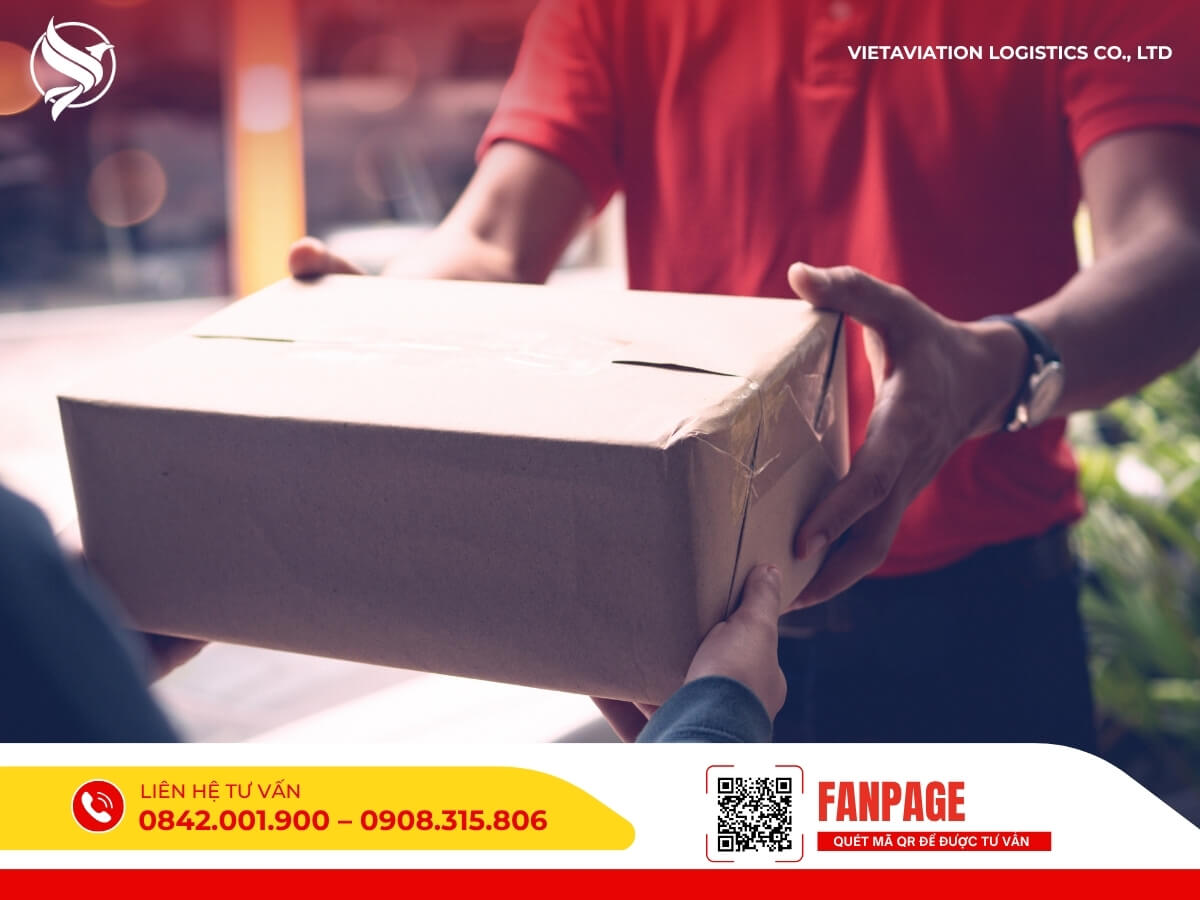 Nhân viên giao nhận trao gói hàng cho khách, dịch vụ gửi đồ sang Trung Quốc nhanh chóng.
