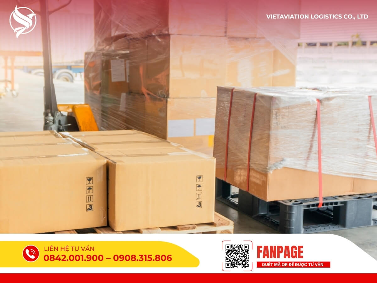 Pallet hàng hóa được quấn màng bọc kỹ lưỡng và xếp gọn gàng, sẵn sàng xuất sang Trung Quốc.