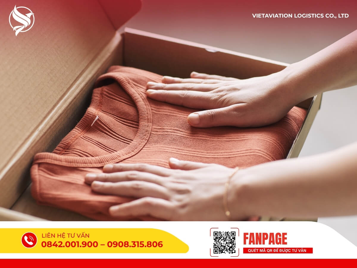 Người gửi gấp gọn quần áo và đặt vào hộp carton trước khi vận chuyển sang Trung Quốc.