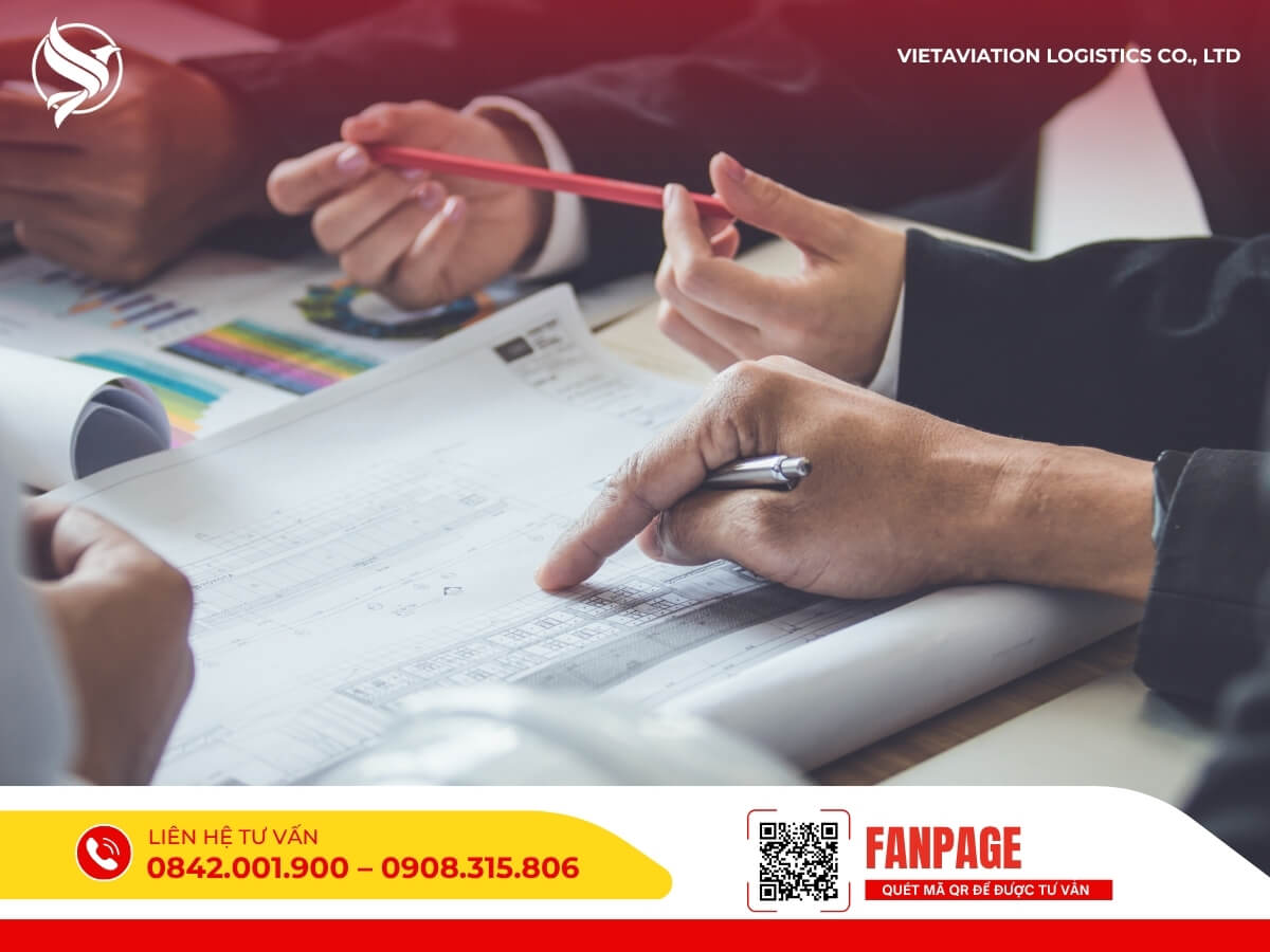Nhân viên logistics đang kiểm tra bảng báo giá và chứng từ vận chuyển hàng đi Trung Quốc.