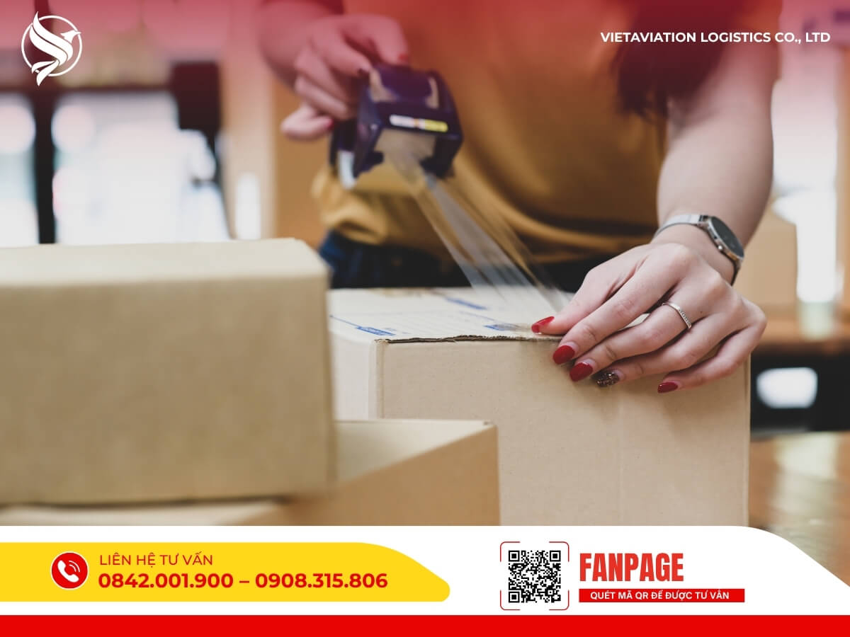 Nhân viên Vietaviation Logistics đang dán băng keo thùng hàng, chuẩn bị gửi hàng đi Trung Quốc.