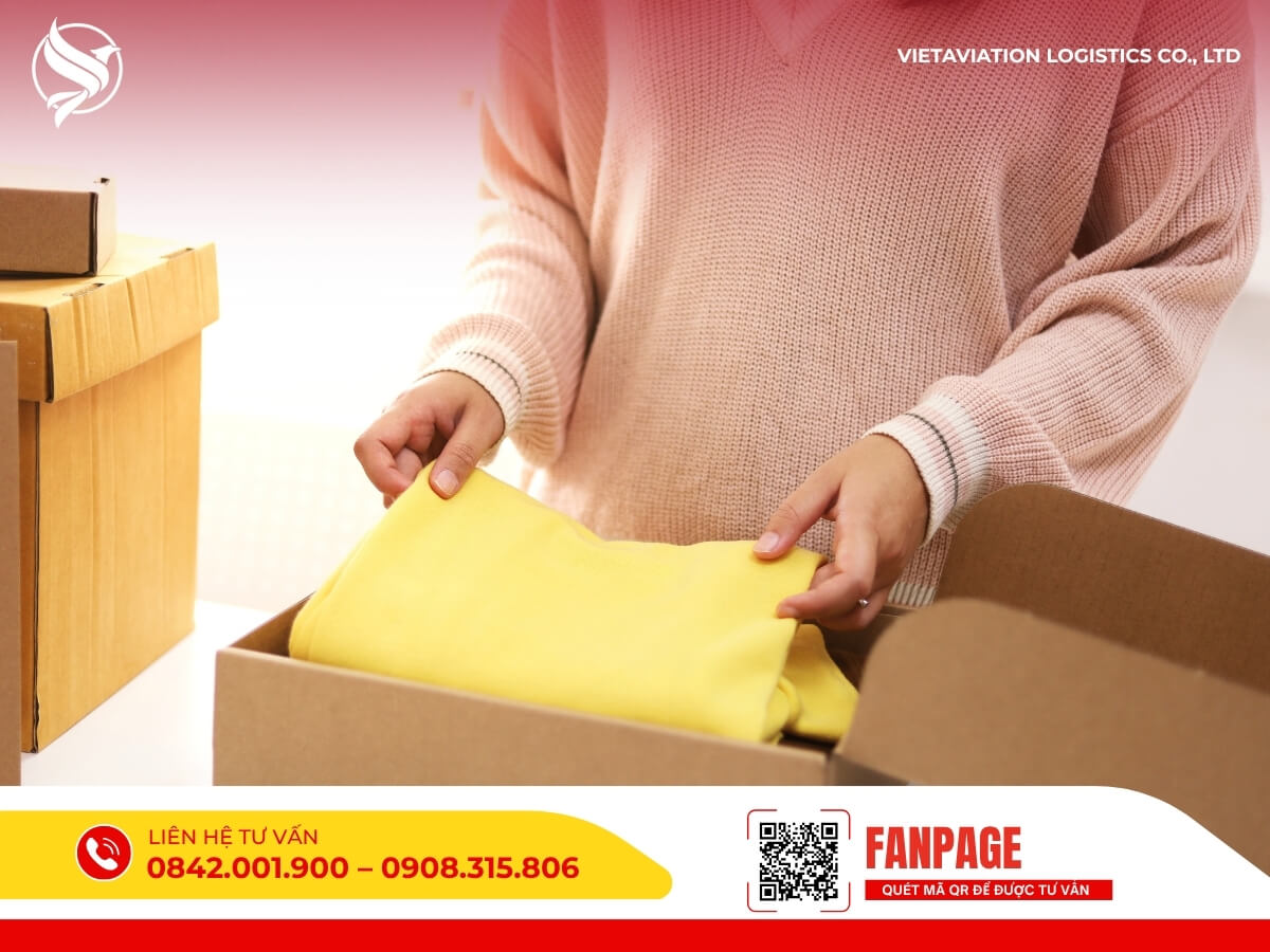 Hàng thời trang được đóng hộp gọn gàng chuẩn bị xuất sang Trung Quốc