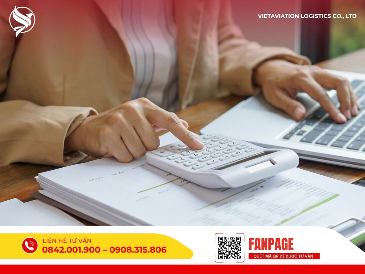 Nhân viên tính toán giá cước và tối ưu chi phí gửi bưu phẩm đi Trung Quốc
