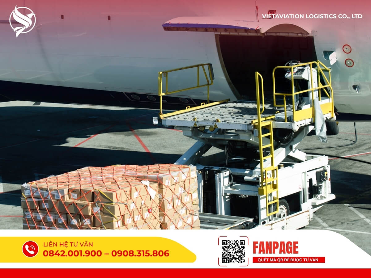 Kiện hàng được đưa lên máy bay phục vụ vận chuyển nhanh từ Việt Nam sang đảo Hải Nam Trung Quốc.