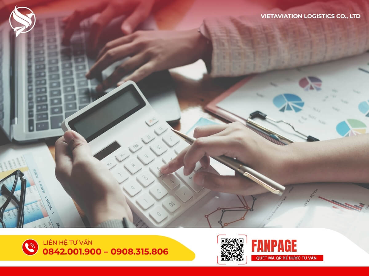 Nhân viên logistics tính toán chi phí vận chuyển hàng hóa sang đảo Hải Nam Trung Quốc qua máy tính và biểu đồ.