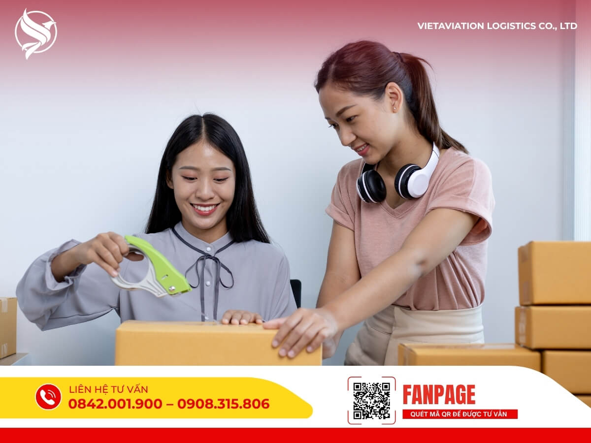 Hai cô gái đang vui vẻ đóng gói hàng thương mại điện tử để gửi cho khách tại Trung Quốc
