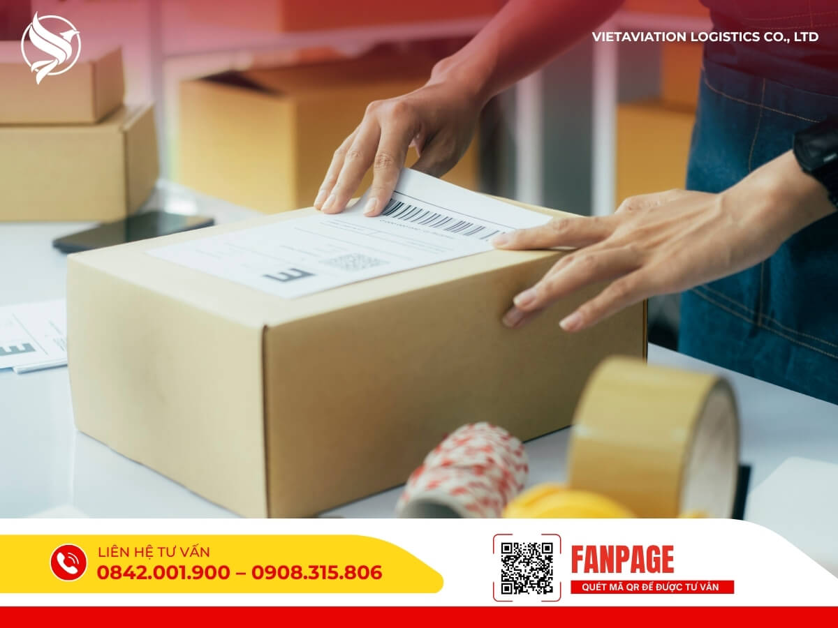Đóng gói hàng hóa cẩn thận với nhãn vận chuyển trước khi gửi sang Trung Quốc, đảm bảo an toàn trong quá trình di chuyển.
