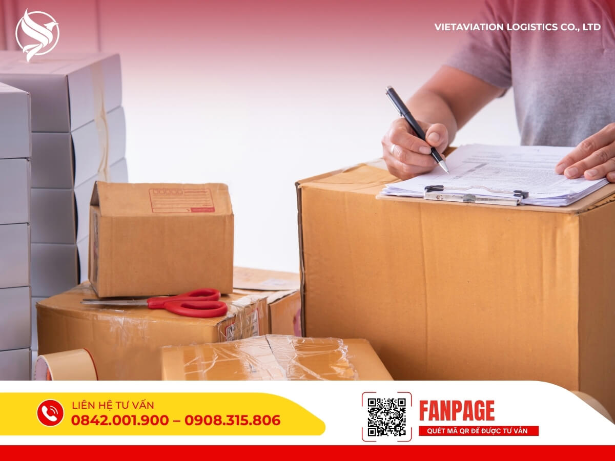 Nhân viên kiểm tra và đóng gói kiện hàng gửi sang đảo Hải Nam Trung Quốc, đảm bảo đúng tiêu chuẩn an toàn.