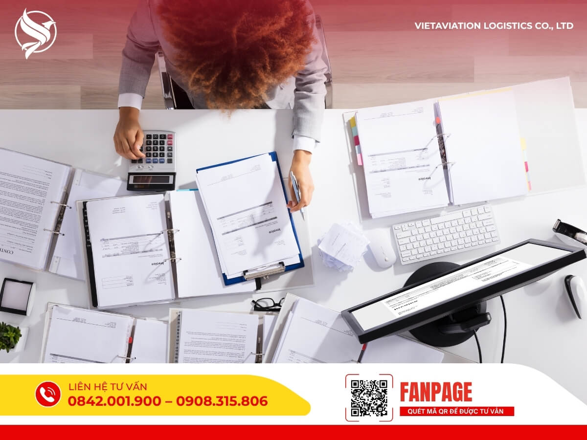 Nhân viên đang xử lý thủ tục chứng từ và hóa đơn vận chuyển bưu phẩm đi Trung Quốc.