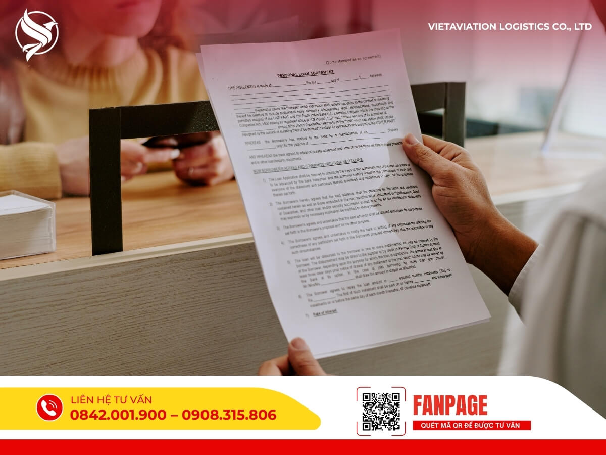 Nhân viên đang xem xét và ký các giấy tờ, hợp đồng trước khi xuất hàng đi Trung Quốc, đảm bảo hợp pháp và đúng quy định