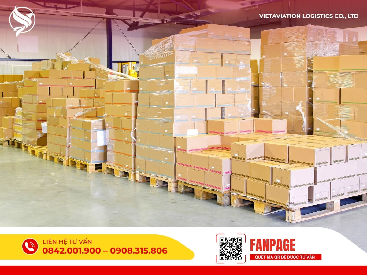 Kho hàng quần áo được xếp gọn gàng, sẵn sàng xuất khẩu sang Trung Quốc.